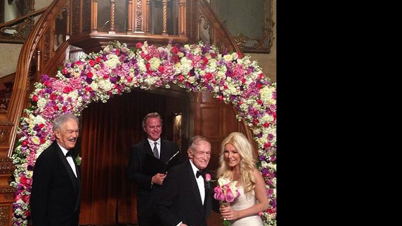 Imagem Fundador da Playboy sobe ao altar com "noiva fujona"