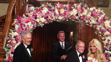 Imagem Fundador da Playboy sobe ao altar com "noiva fujona"
