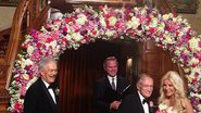 Imagem Fundador da Playboy sobe ao altar com "noiva fujona"