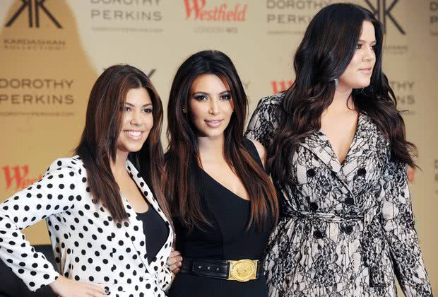 Imagem Irmãs Kardashian em foto das antigas. Veja