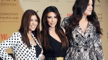 Imagem Irmãs Kardashian em foto das antigas. Veja