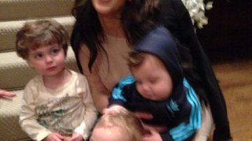 Imagem Kim Kardashian posta foto ao lado de três crianças