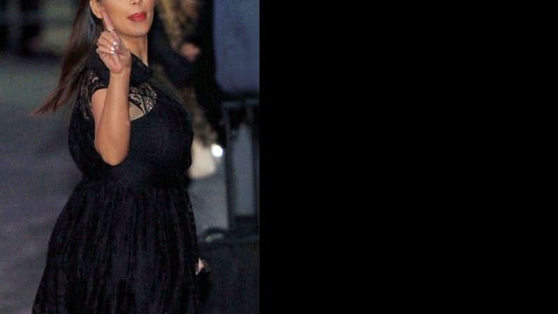 Imagem Kim Kardashian exibe silhueta mais cheinha