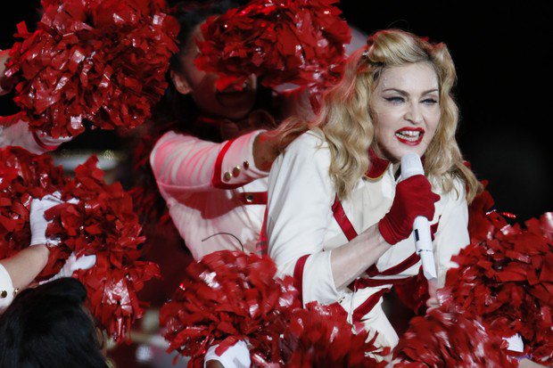 Imagem Madonna põe &quot;Safadinha&quot; e &quot;Periguete&quot; nas costas em show