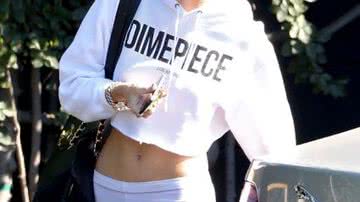 Imagem Miley Cyrus esconde rosto dos fotógrafos e quase paga peitinho