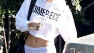 Imagem Miley Cyrus esconde rosto dos fotógrafos e quase paga peitinho