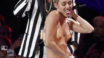 Imagem Miley Cyrus usa apenas calcinha e sutiã em premiação