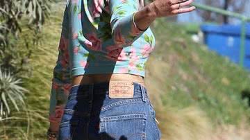 Imagem Miley Cyrius mostra parte do bumbum em foto. Veja