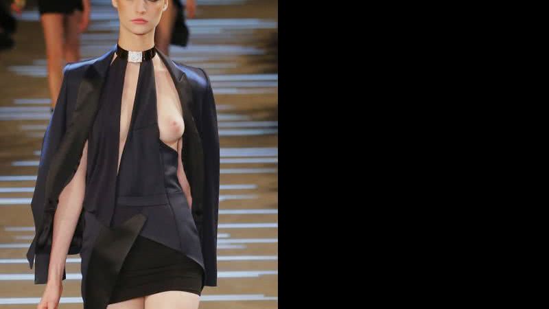 Imagem Seio de modelo escapa na Semana de Alta Costura, em Paris