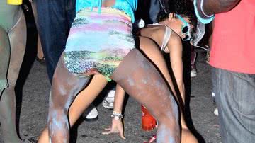 Imagem Fotos: Rihanna perde a linha em Carnaval de Barbados