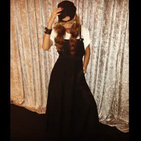 Imagem Rihanna publica foto usando longo e boné