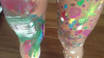 Imagem Ivete Sangalo mostra as pernas sujas de tinta: 'Coisa boa familiar'