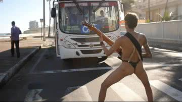 Imagem Homem é flagrado apenas de calcinha na orla de Salvador