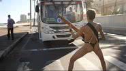 Imagem Homem é flagrado apenas de calcinha na orla de Salvador