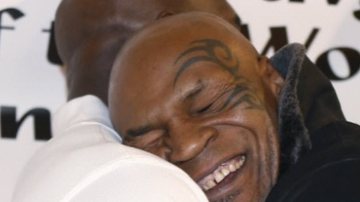 Imagem Tyson abraça Holyfield 16 anos após mordida na orelha
