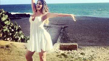 Imagem Livre, leve e solta: Anamara posa de vestido branco em praia