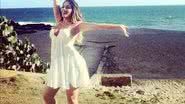 Imagem Livre, leve e solta: Anamara posa de vestido branco em praia