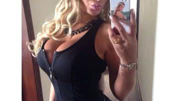 Imagem De decotão, Andressa Urach faz biquinho e sensualiza