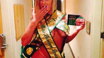 Imagem Andressa Urach faz topless em janela de hotel