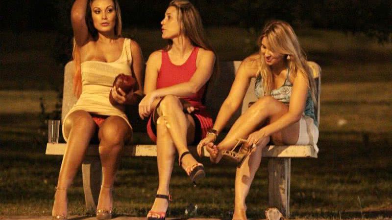 Imagem Andressa Urach sai de festa bebendo e mostra calcinha