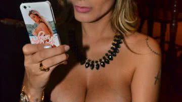 Imagem Andressa Urach mostra decotão em bar de São Paulo