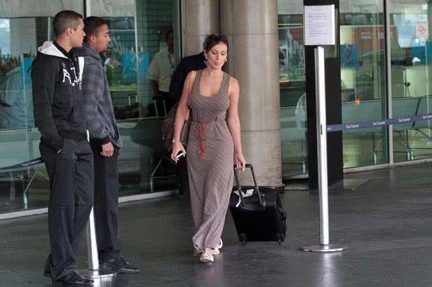 Imagem Andressa Urach aparece irreconhecível em aeroporto de São Paulo