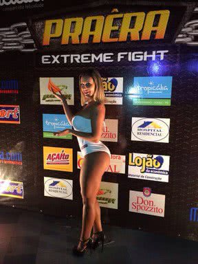 Imagem Andressa Urach chama atenção com maiô branco em ringue de luta
