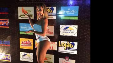 Imagem Andressa Urach chama atenção com maiô branco em ringue de luta