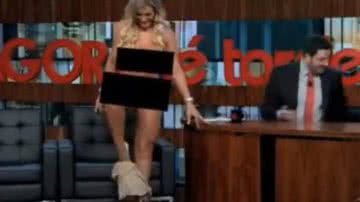 Imagem Andressa Urach fica nua no programa de Danilo Gentili