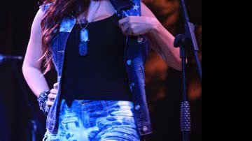 Imagem Com short curtinho, Anitta se empolga e quase mostra demais