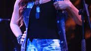 Imagem Com short curtinho, Anitta se empolga e quase mostra demais