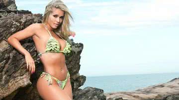 Imagem Aryane Steinkopf posa de biquíni em praia e fala de beleza