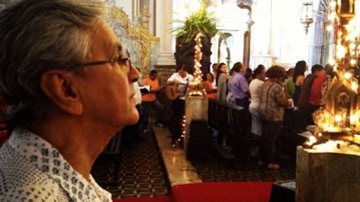 Imagem Vídeo mostra Caetano na igreja antes da morte da mãe