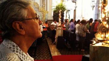 Imagem Vídeo mostra Caetano na igreja antes da morte da mãe