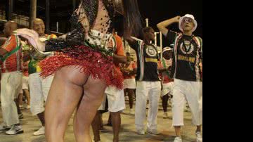 Imagem Carla Prata chama atenção por bumbum estranho em ensaio