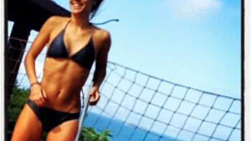 Imagem Carolina Dieckmann posta foto pulando em cama elástica