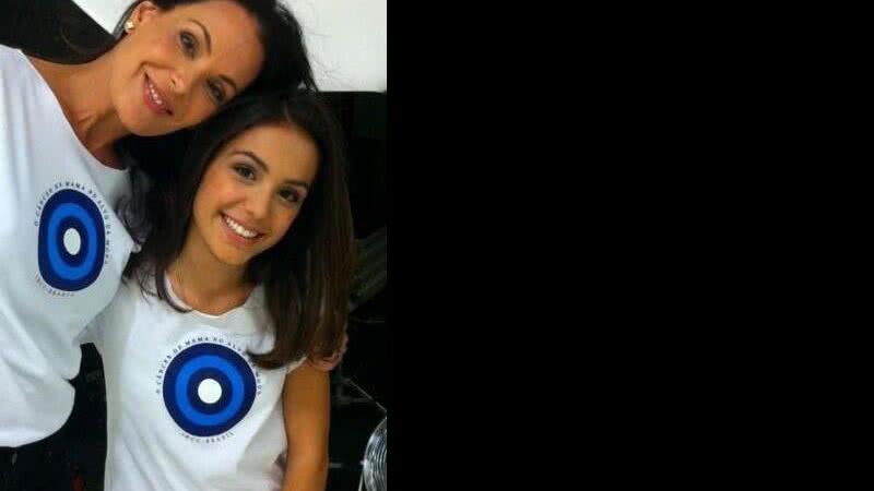 Imagem Carolina Ferraz e a filha participam de campanha contra o câncer de mama