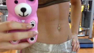 Imagem Carol Narizinho posta foto com barriga sarada