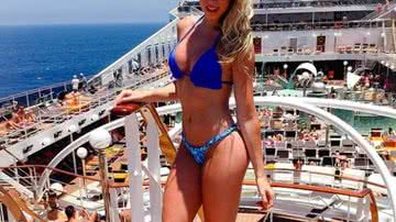 Imagem Fotos: Carol Narizinho posa só de biquíni em cruzeiro