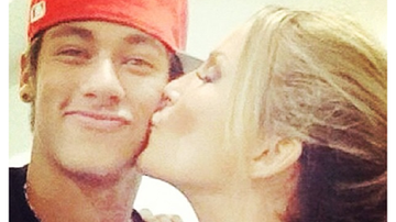 Imagem Em clima de Copa, Claudia Leitte tieta Neymar