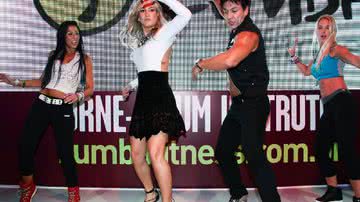 Imagem Claudia Leitte causa alvoroço e dança até o chão em feira fitness