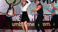 Imagem Claudia Leitte causa alvoroço e dança até o chão em feira fitness