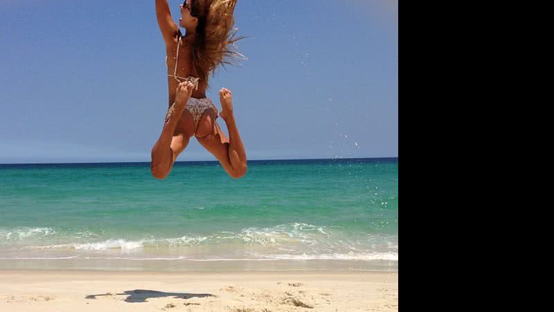 Imagem Dany Bananinha mostra bumbum estranho na praia