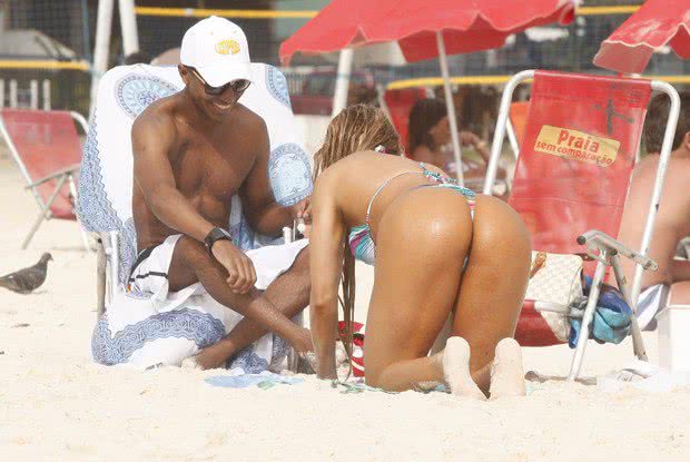 Imagem Com biquíni fio-dental, Dani Vieira exibe corpão na praia