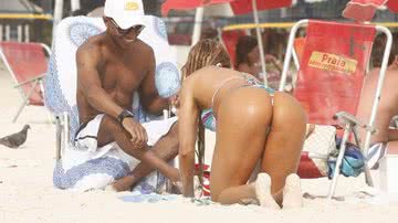 Imagem Com biquíni fio-dental, Dani Vieira exibe corpão na praia
