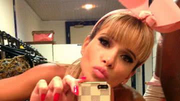 Imagem Ana Paula Minerato sensualiza de coelhinha 