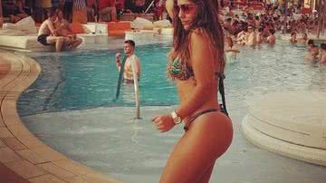 Imagem De fio dental, Anamara empina o bumbum e recebe 'chega mais' de gringo