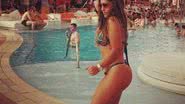Imagem De fio dental, Anamara empina o bumbum e recebe 'chega mais' de gringo