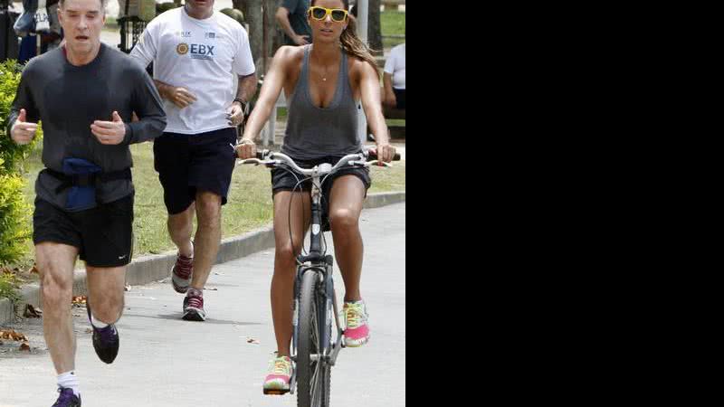 Imagem Eike Batista faz caminhada ao lado de namorada