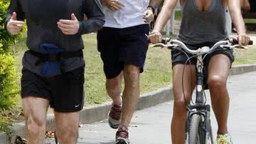 Imagem Eike Batista faz caminhada ao lado de namorada